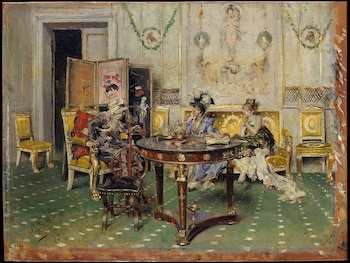 Pintura al óleo. Tres mujeres en un salón con mesa redonda, sillas, biombo, paredes decoradas y una figura parcial al fondo