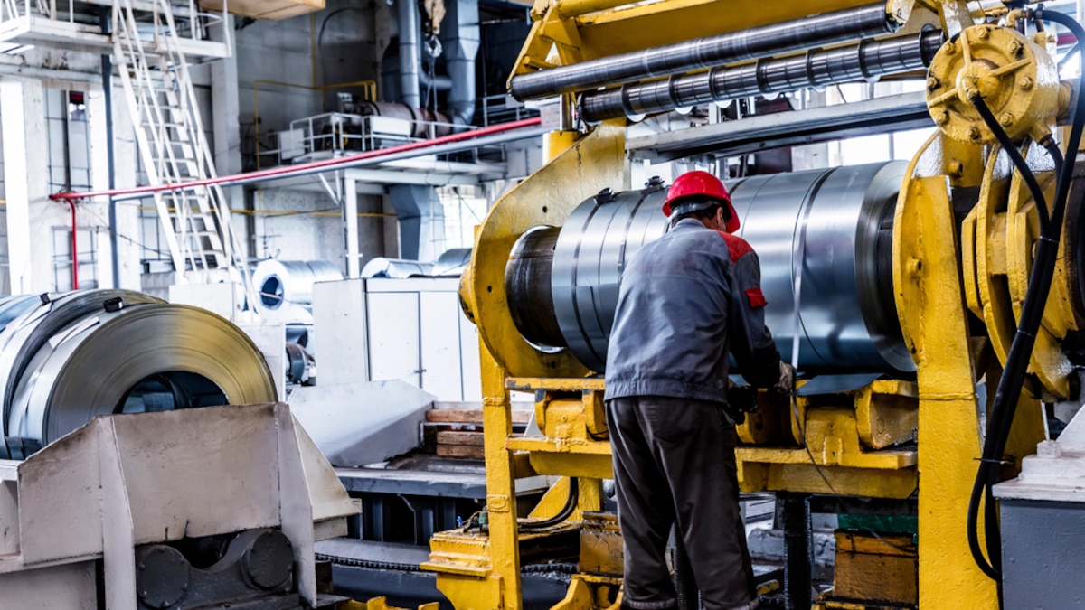 Planta industrial con chimeneas y naves de producción