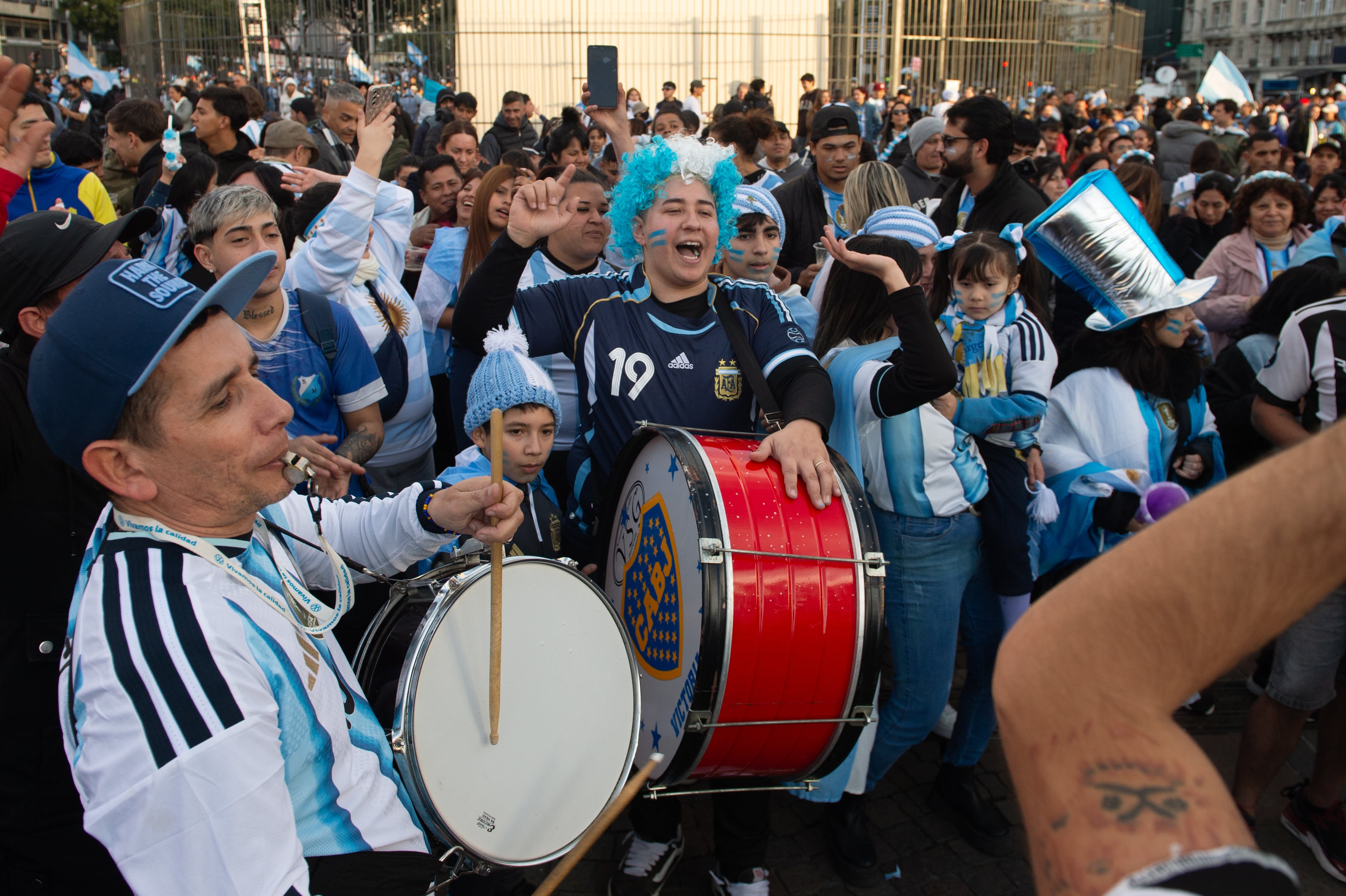 No importa si el Mundial se ve solo en el departamento o en un bar lleno de desconocidos. No importa si el equipo gana o pierde. Lo que importa es que se siente que lo que está pasando le está pasando a mucha gente al mismo tiempo (Jaime Olivos)
