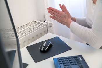 ILUSTRACIÓN - Frotarse las manos para darse calor no tiene un efecto a largo plazo si ya estaban frías. Mejor es calentarlas tomando entre ellas una taza de té o café caliente. Foto: Christin Klose/dpa