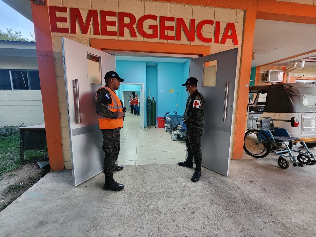 El bus transportaba excursionistas que regresaban de Guatemala. Personal de emergencia atiende a víctimas en plena carretera tras el impacto. (Foto: Redes sociales)