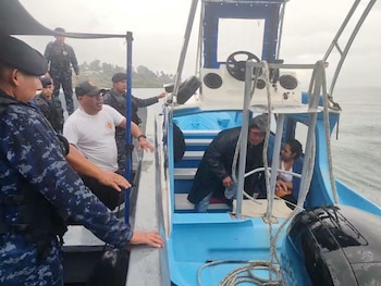 Un helicóptero privado con siete ocupantes cayó en las aguas del Lago de Atitlán durante una maniobra de aproximación en Panajachel.