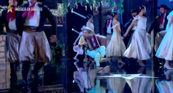 Enzo fue acompañado por músicos