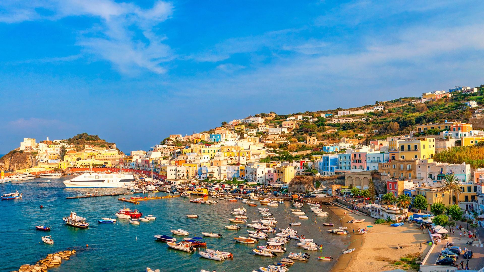 Un pueblo como el de Luca en la costa de Lacio, en Italia. (Shutterstock)