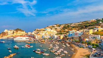 Fotografía de un pueblo como el de Luca en la costa de Lacio, en Italia.