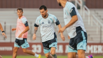 Las perlitas de la práctica abierta de la Selección: de Messi en el once titular ante Islandia al trabajo especial del Dibu Martínez