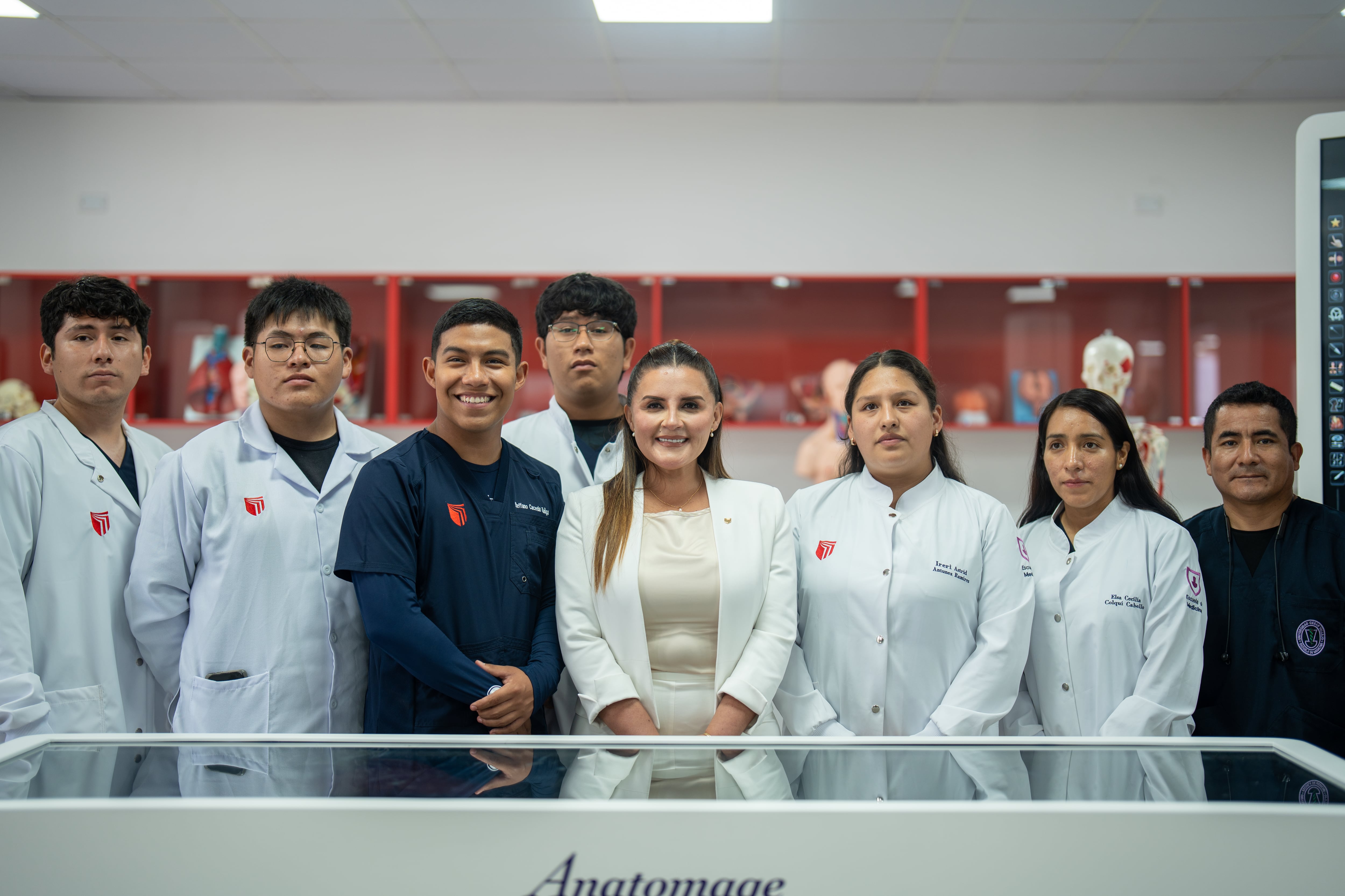 La Universidad César Vallejo (UCV) inauguró un moderno laboratorio de Medicina en el campus Los Olivos, implementando tecnología empleada por universidades de élite como Harvard, Stanford y Chicago, y dotando a los estudiantes de espacios prácticos avanzados para su formación. Foto: Difusión