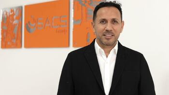 Elkin Aldana, CEO de SACS Group, en una sesión de capacitación de la Escuela 60