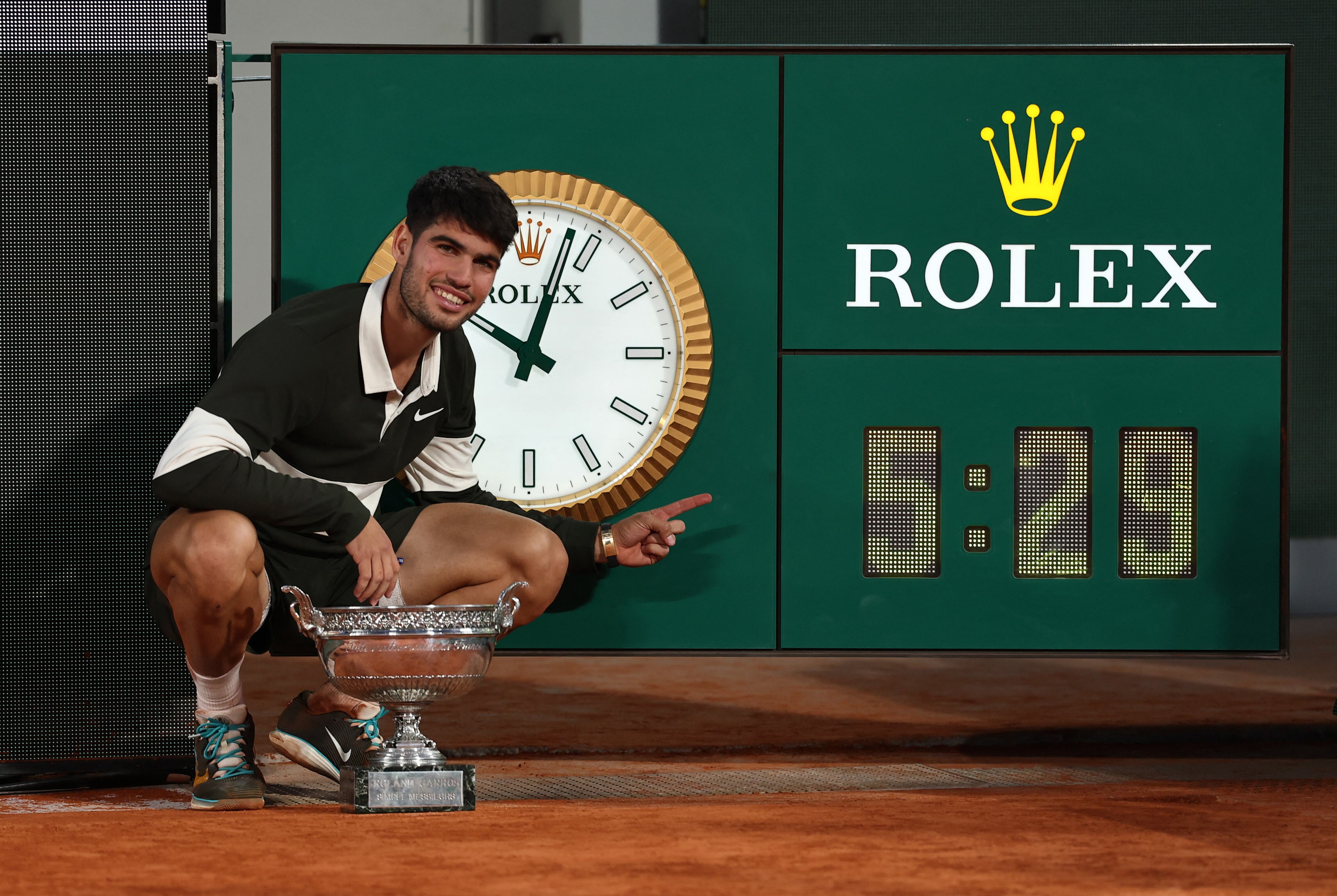Tras 5 horas y 29 minutos, Carlos Alcaraz se coronó como campeón del Roland Garros (REUTERS/Gonzalo Fuentes)
