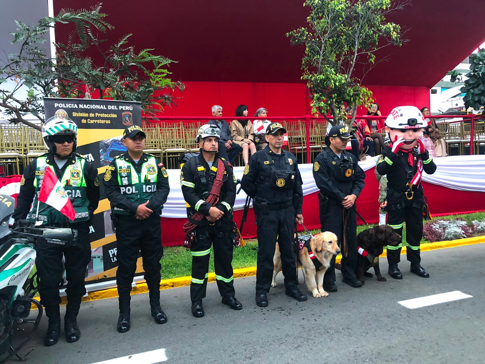 Efectivos de la Policía Nacional del Perú, incluyendo su División de Protección de Carreteras y unidades caninas, forman en la Avenida Brasil durante el Desfile Cívico Militar por Fiestas Patrias el 29 de julio.
