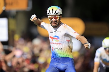 El francés Anthony Turgis, del equipo TotalEnergies, celebra la victoria en la novena etapa del Tour de Francia, que ha transcurrido entre Troyes y Troyes, Francia - crédito EFE