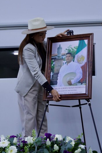 El espacio donde se colocó la placa se convierte en un lugar de memoria, respeto y resistencia frente a la violencia.