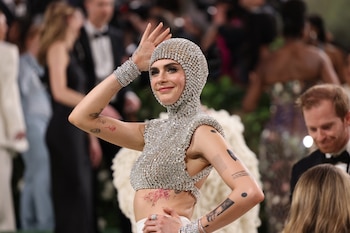 Cara Delevingne impacta con un capuchón de cristales y conjunto de malla metálica brillante (REUTERS/Andrew Kelly)