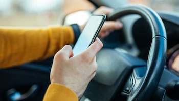 Alertan por el uso del celular al volante: cuáles son las principales infracciones en las autopistas metropolitanas