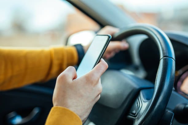 Utilizar el teléfono celular al conducir incrementa cuatro veces las posibilidades de un acciente de tránsito. En el último año subió el número de conductores que tienen esa mala práctica al volante. Foto: (iStock)