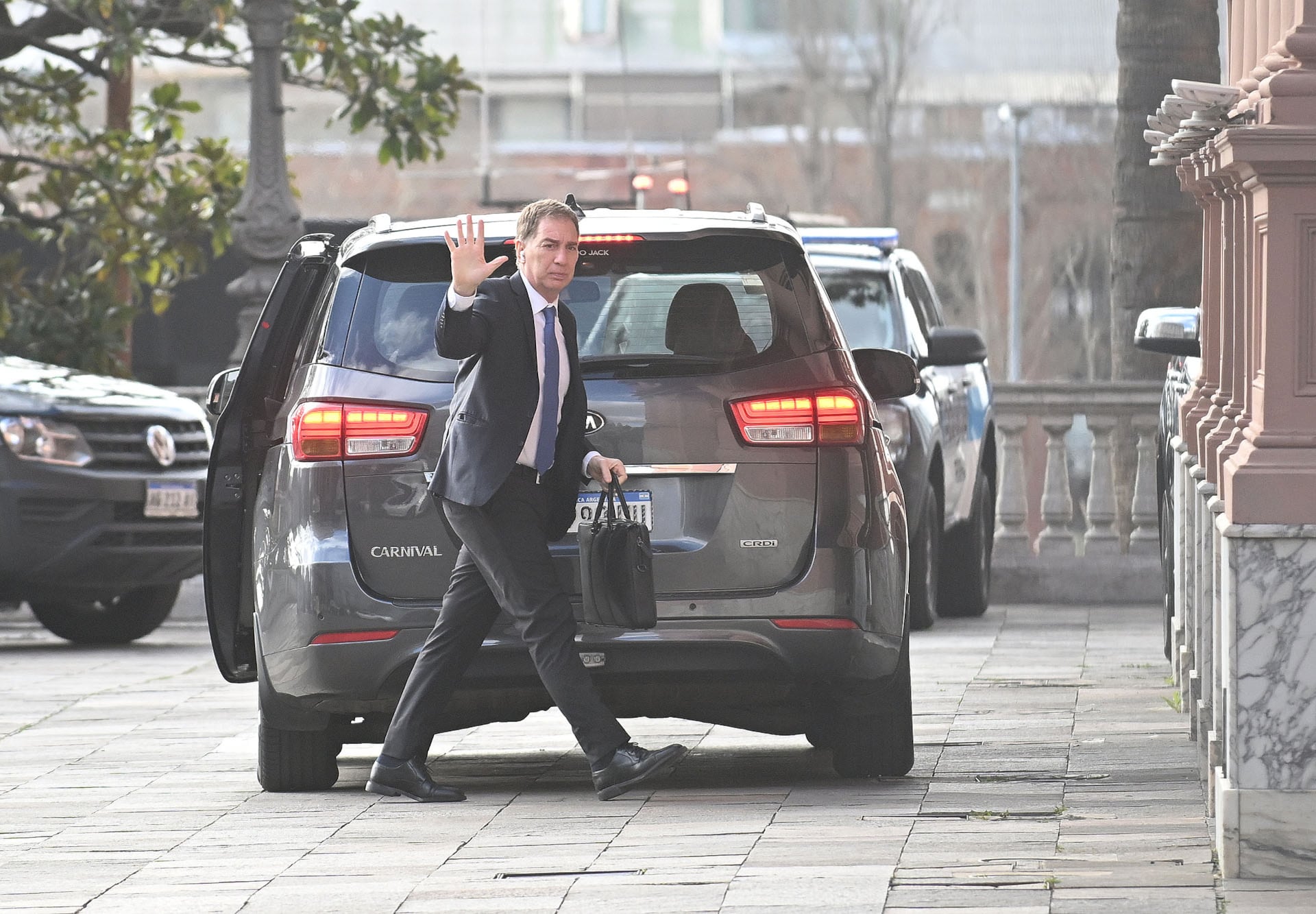 El diputado Diego Santilli saluda al ingresar a la Casa Rosada para asistir a una reunión de gabinete con funcionarios del Gobierno argentino.