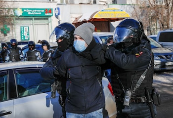 Un hombre detenido antes del juicio. (REUTERS/Evgenia Novozhenina)