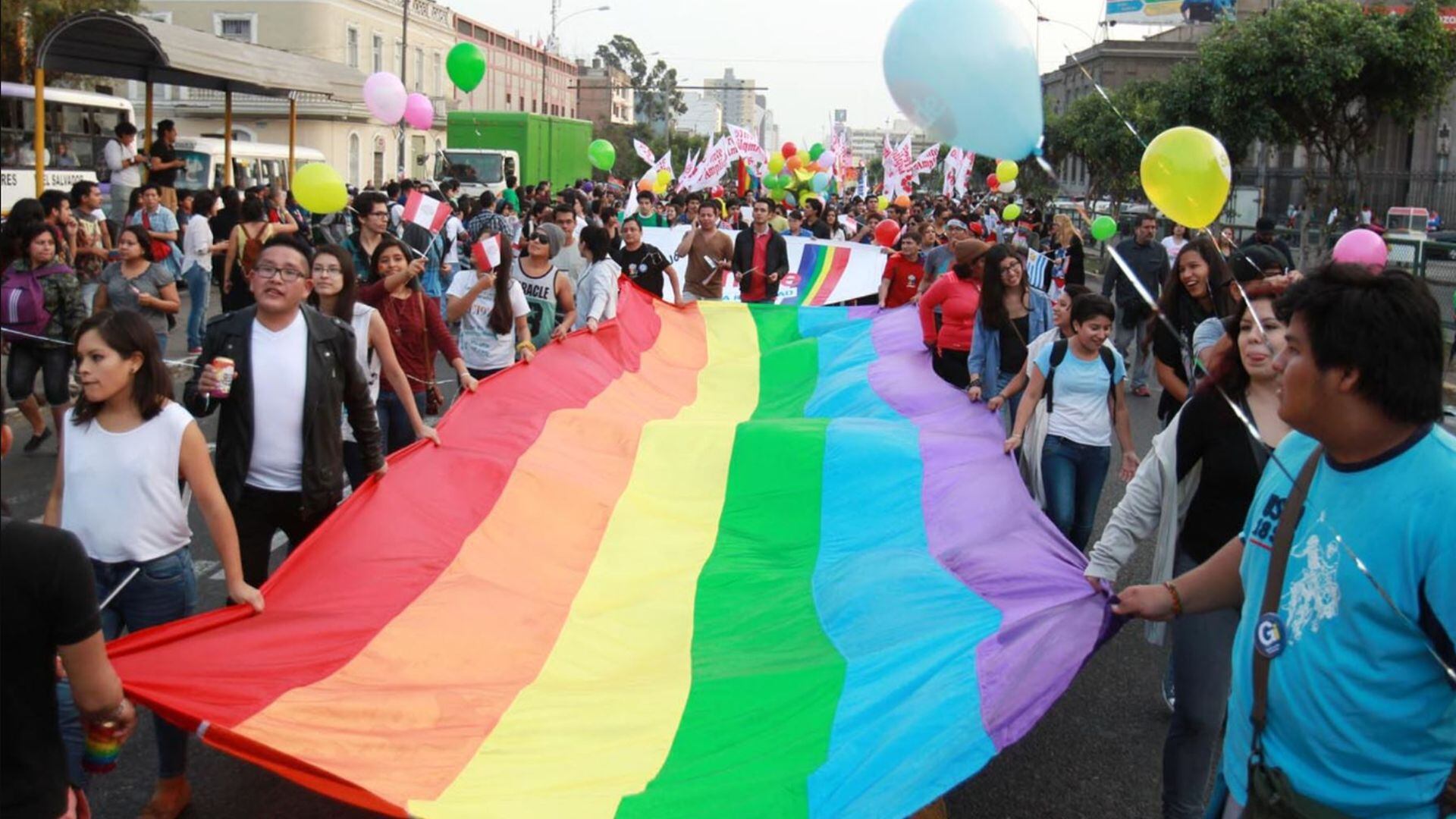 La Marcha del Orgullo LGBT de Lima celebra la diversidad y el amor, honrando la lucha por la igualdad desde 2002. (Andina)