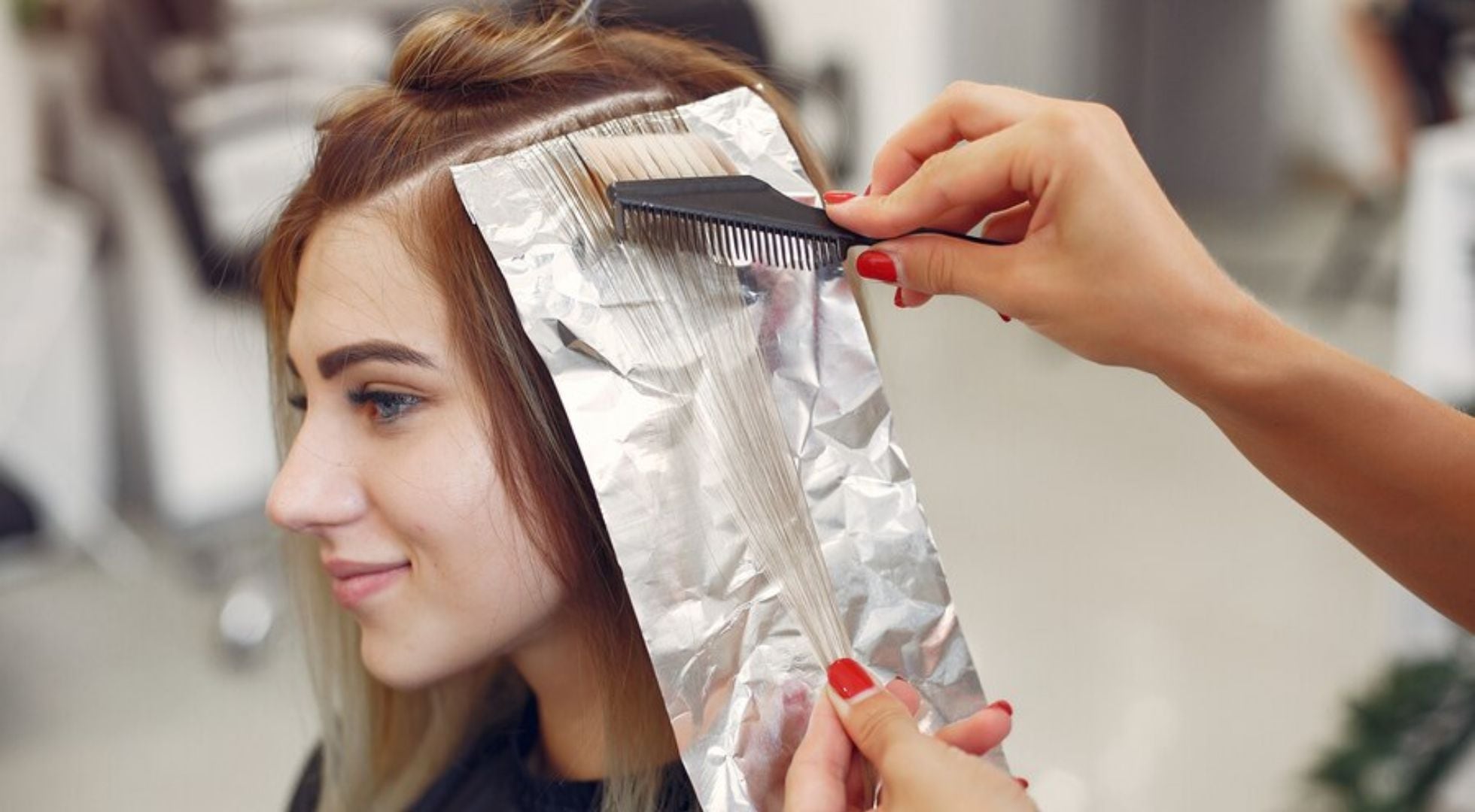 Los lowlights evitan que el cabello parezca completamente uniforme (Freepik)