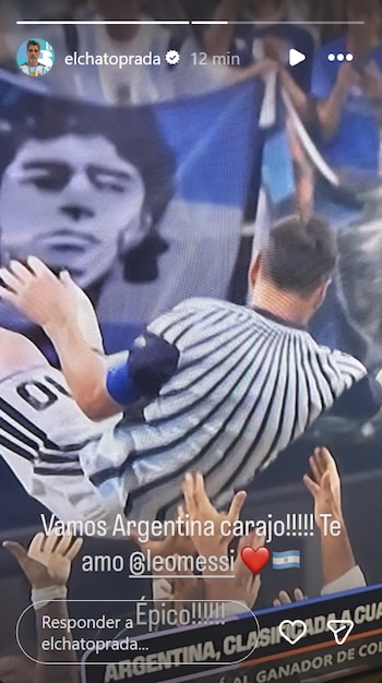 Captura de pantalla de historia de Instagram. Bandera con cara de Maradona, persona de espaldas con camiseta a rayas, manos levantadas, texto sobre Argentina y Messi