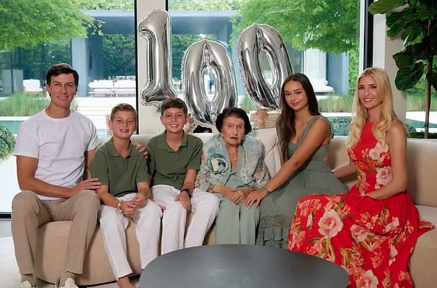 Ivanka Trump, Jared Kushner y sus tres hijos —Arabella (15 años), Joseph (12) y Theodore (10)—, sentados con Zelníková en un sofá frente a unos globos