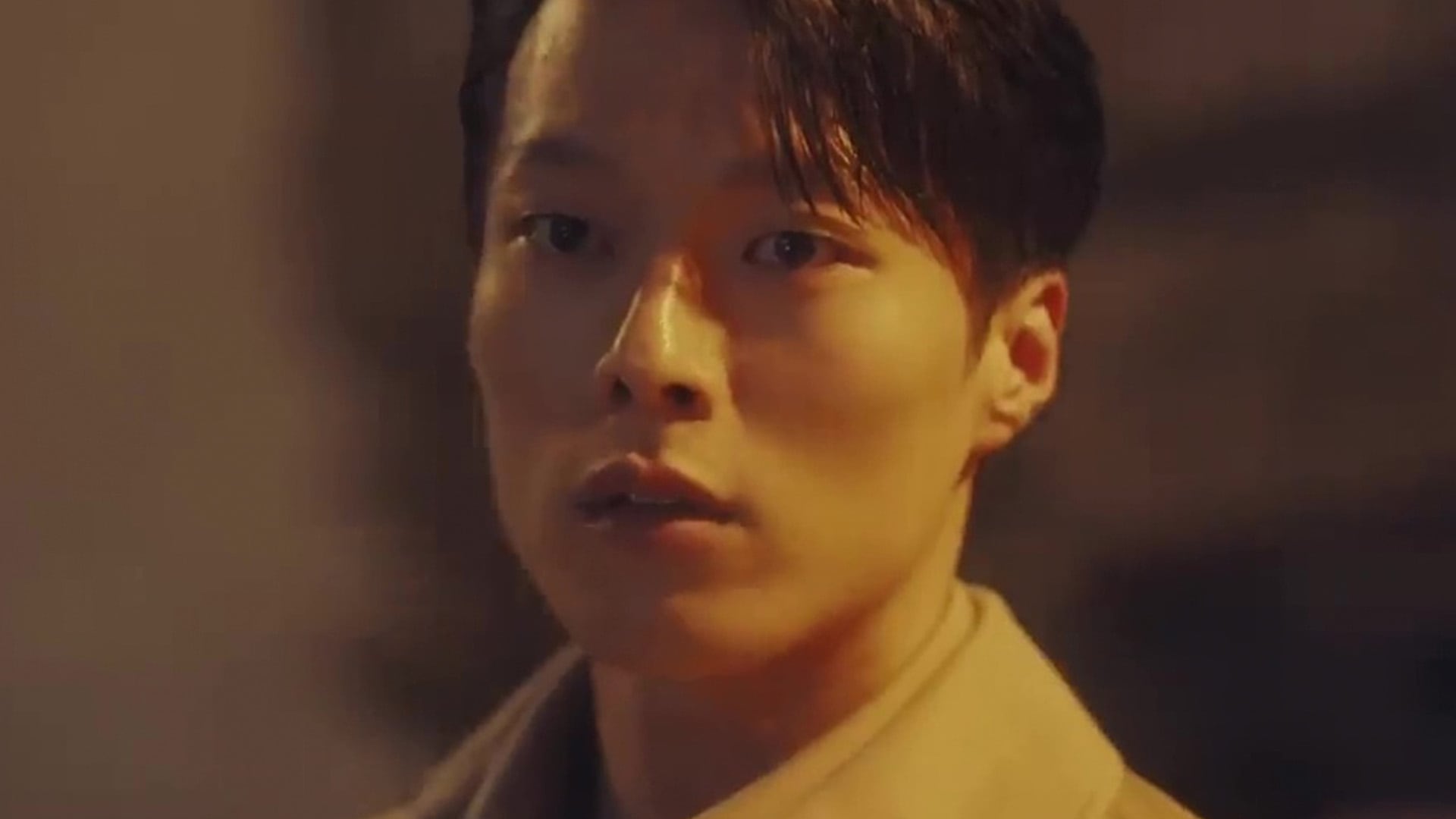 Beso dinamita sigue la historia de un heredero y una joven cuando ella se une a su compañía y finge ser madre de familia.(Netflix)