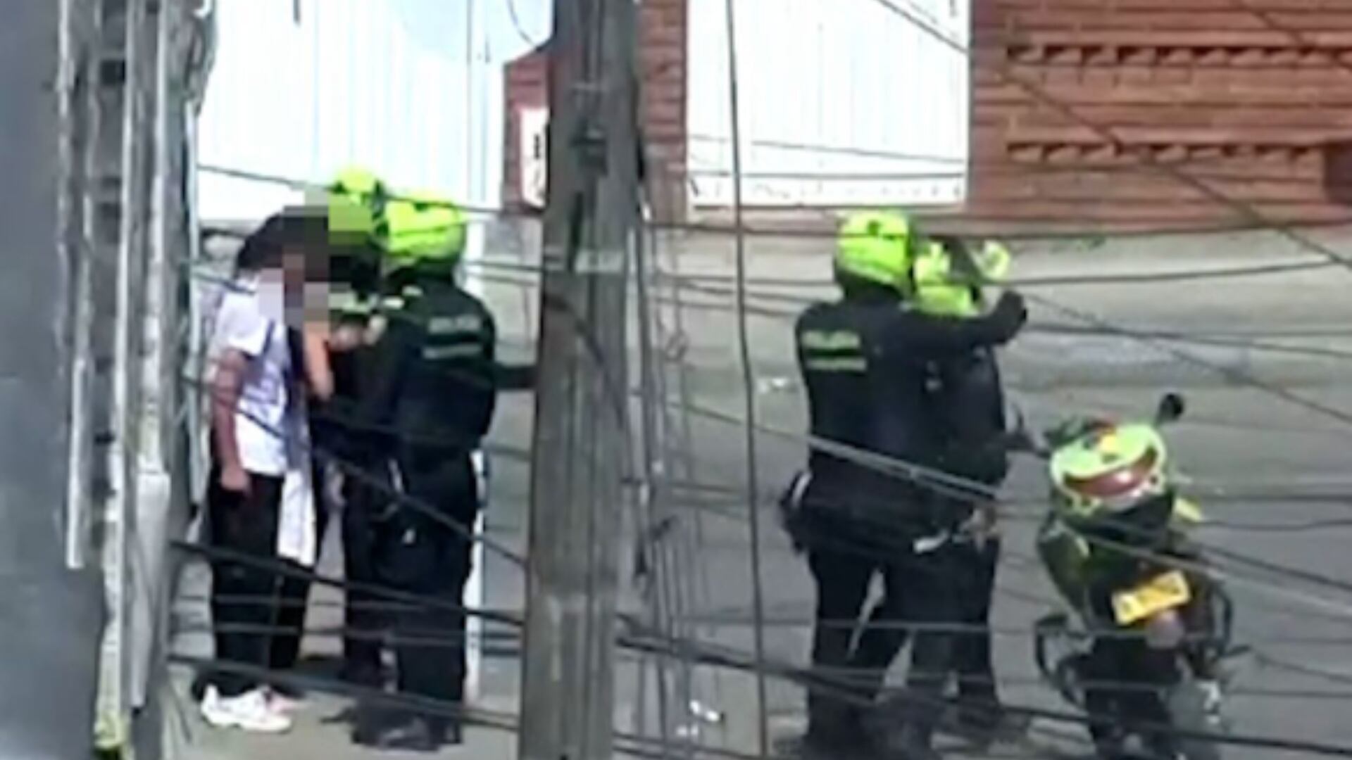 La captura de una mujer requerida por extorsión en el barrio Flandes de Fontibón, en Bogotá, se produjo tras una pelea en plena vía pública, registrada por las cámaras del sistema C4. El operativo dejó también a un hombre detenido por violencia intrafamiliar - crédito Secretaría de Seguridad