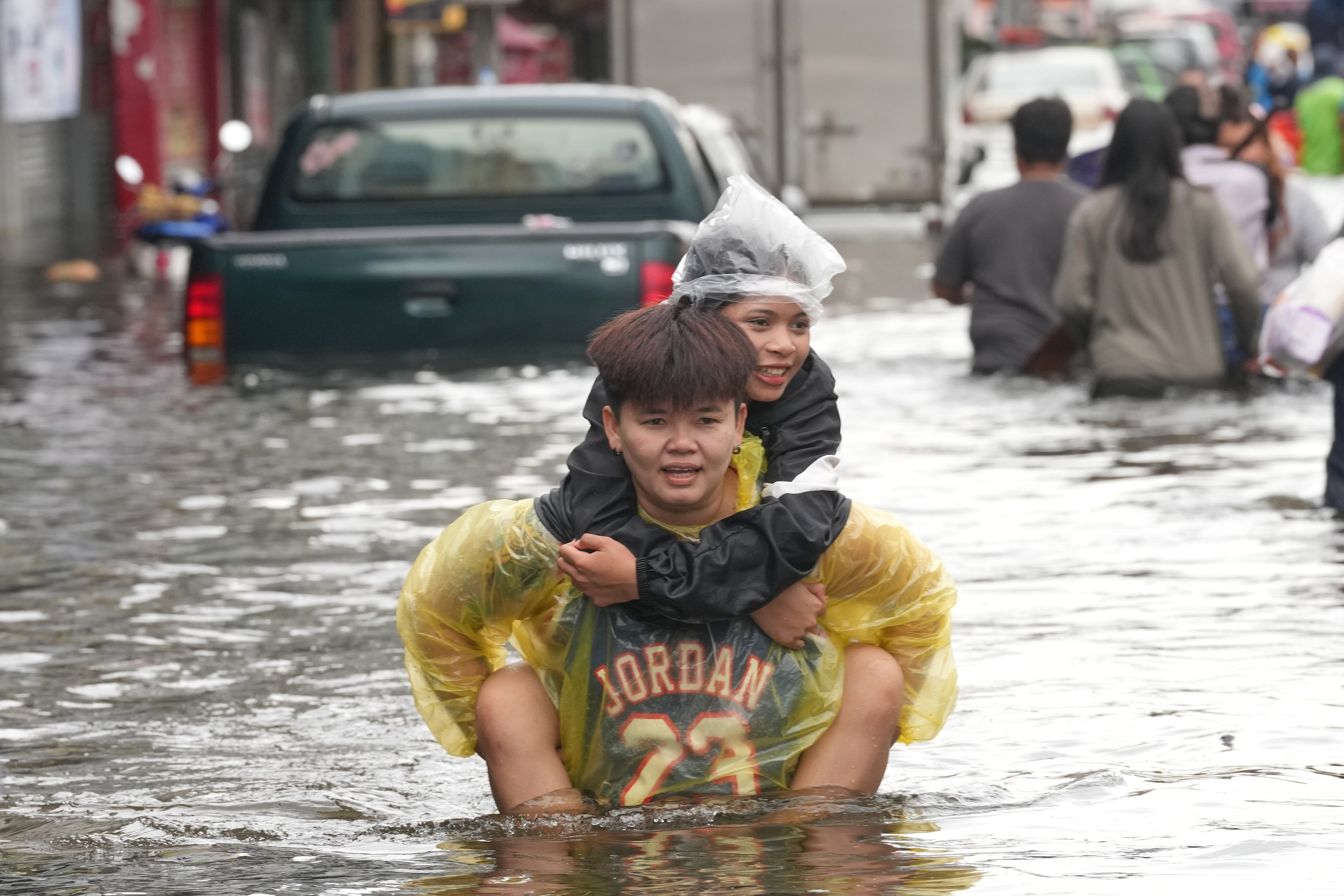 Las inundaciones en Bangkok. Además de los cuatro muertos en la capital, hubo ocho en Samut Prakan y seis en la provincia de Sa Kaeo (AP Foto/Sakchai Lalit)