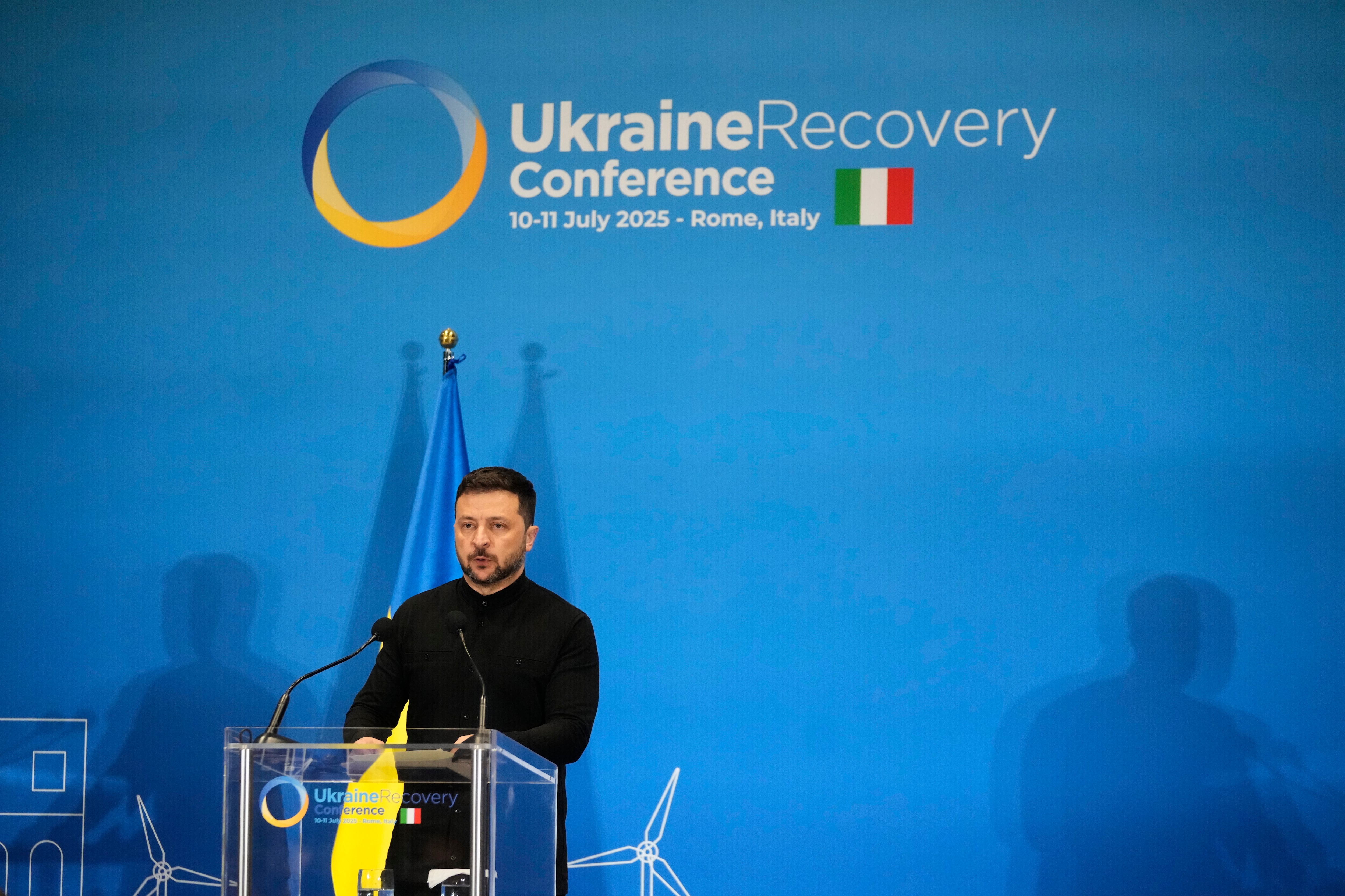 Zelensky durante la edición del año pasado de la Conferencia por la Recuperación de Ucrania, celebrada en Roma. (AP/Gregorio Borgia)