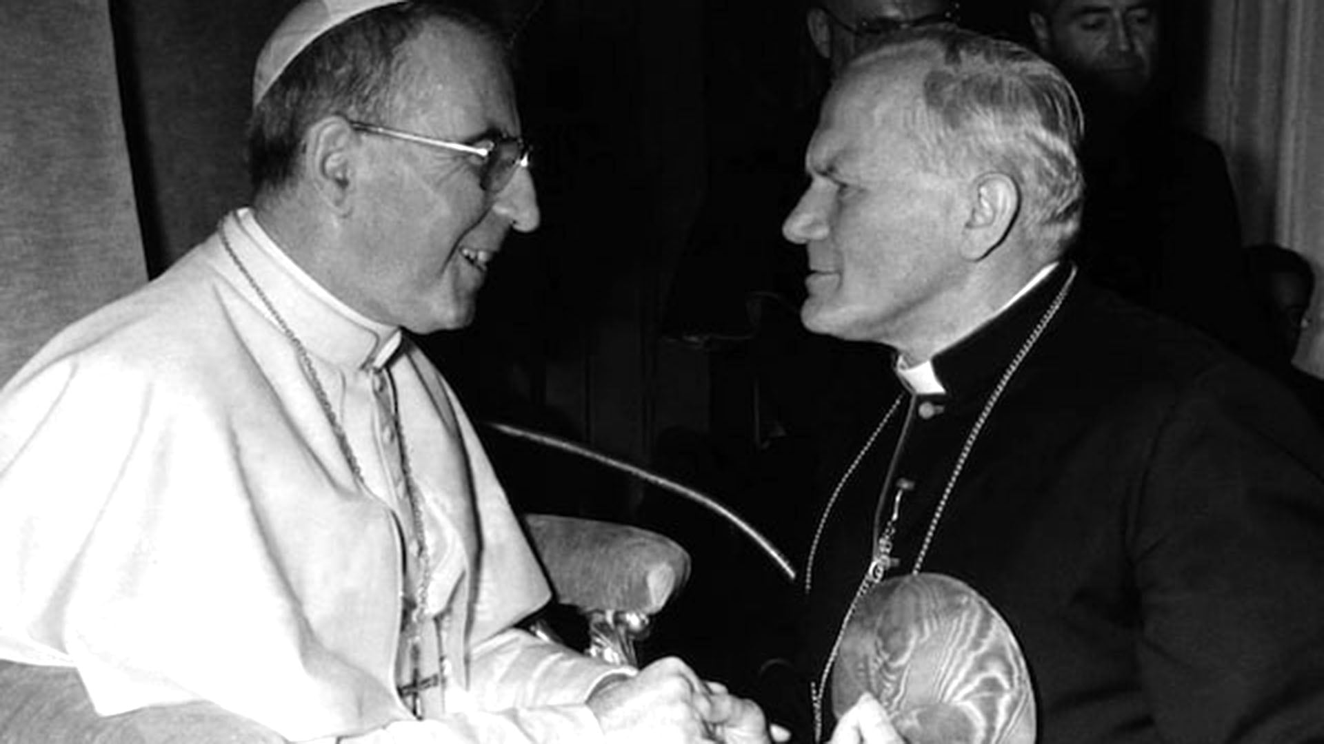 El papa Juan Pablo I sonríe mientras habla con el arzobispo de Cracovia, Polonia, Karol Wojtyla. Luego de la muerte de Juan Pablo I el sucesor fue el polaco que eligió el nombre de Juan Pablo II (Reuters)