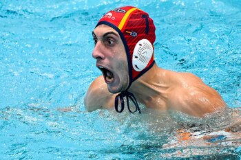 Unai Aguirre reacciona en las