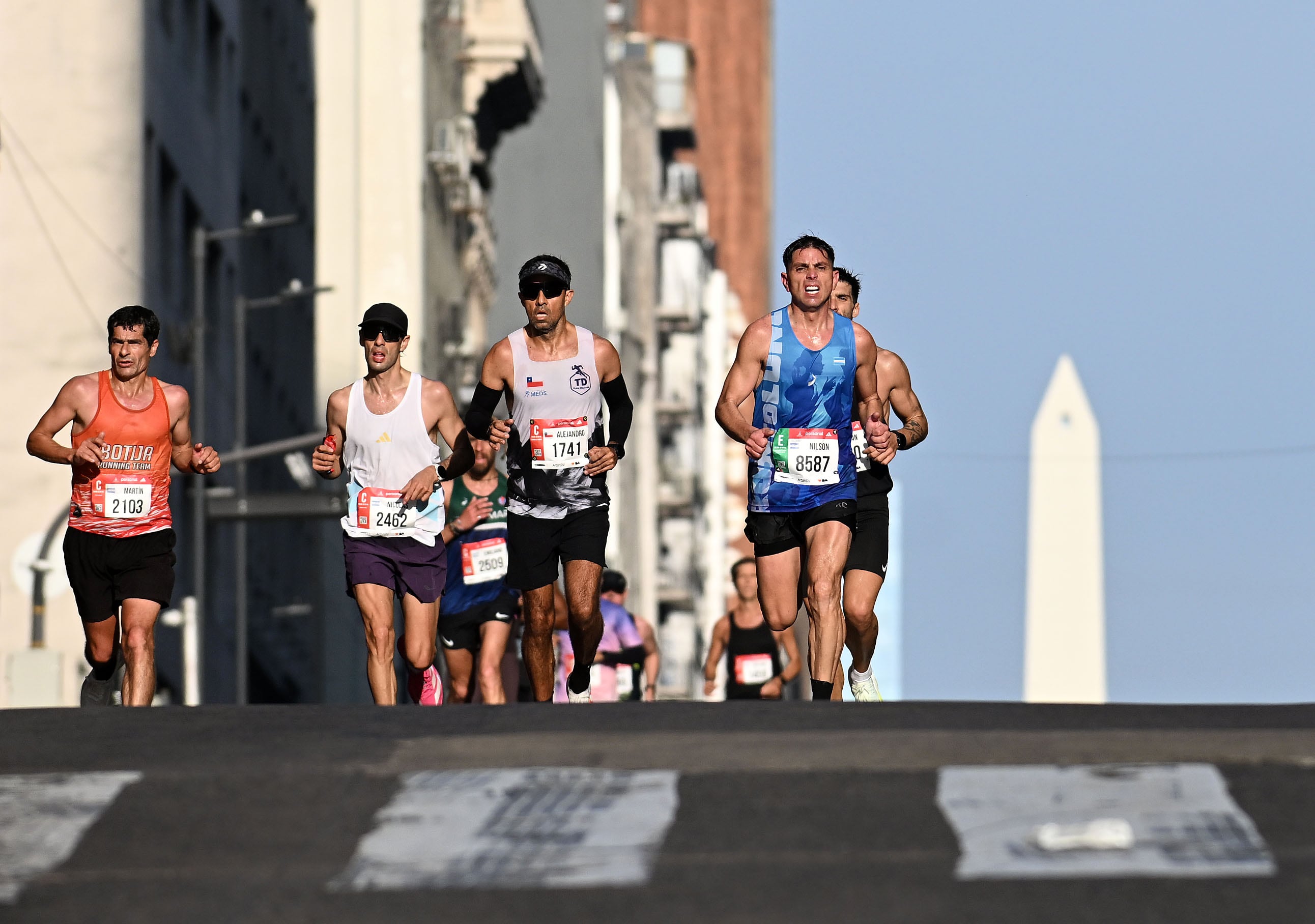 El Obelisco fue uno de los puntos de referencia del centro porteño durante el paso de los corredores por la Maratón de Buenos Aires