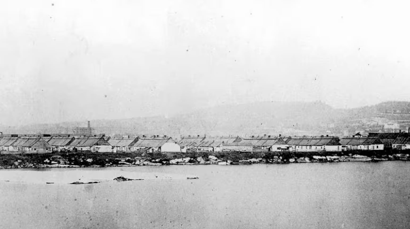 Las autoridades coloniales levantaron barracones en Point-Saint-Charles, pero la cuarentena en Montreal colapsó por la llegada masiva de inmigrantes irlandeses