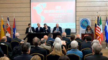 Panel de académicos analizando la