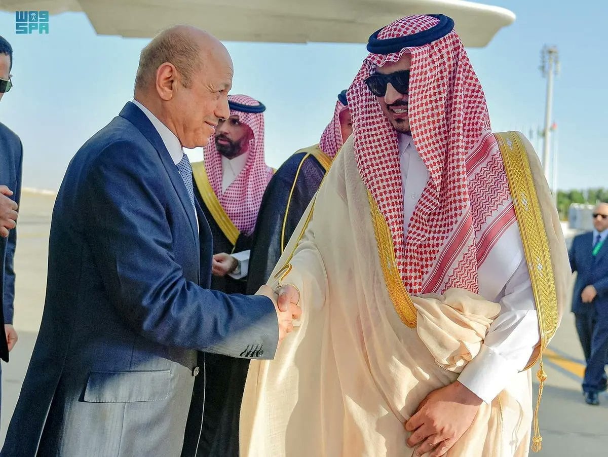 El presidente del Consejo de Liderazgo Presidencial de Yemen, Rashad Al Alimi, llega a la cumbre de la Liga Árabe en Jeddah, Arabia Saudita, el 18 de mayo de 2023. Al Alimi asumió el poder en 2022 tras la renuncia de Abdo Rabu Mansur Hadi bajo presiones saudíes. (Foto: Saudi Press Agency / Handout vía REUTERS)