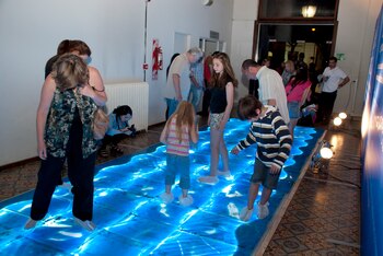 Chicos y adultos desplazándose sobre