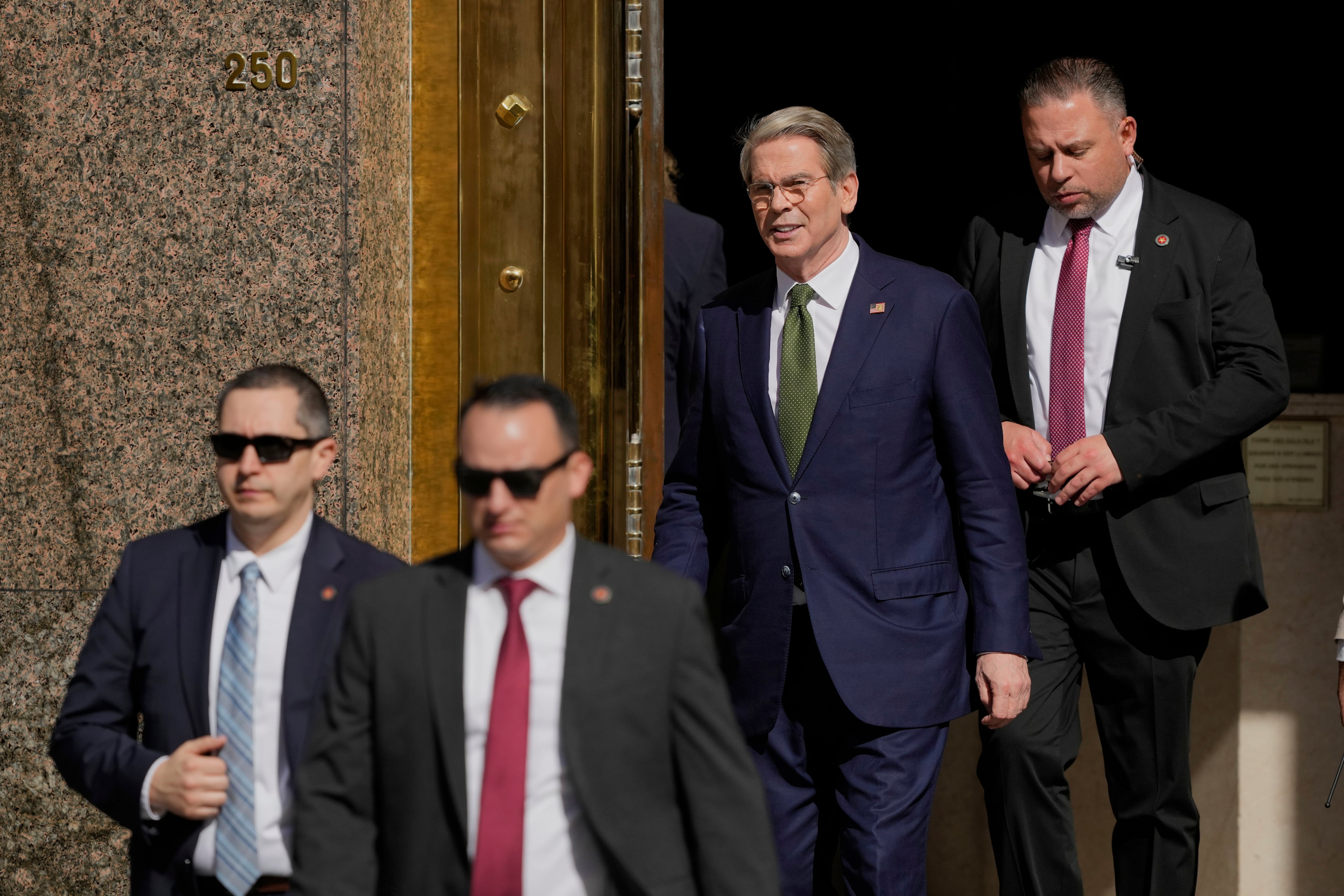 Bessent salió a las 14:50 del Palacio de Hacienda y cruzó a la Casa Rosada (AP Photo/Natacha Pisarenko)