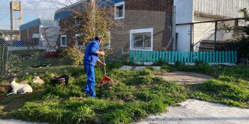 Uno de los empleados acondiciona