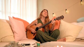 Florencia Bertotti volvió a cantar