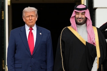 ARCHIVO - El presidente de EEUU, Donald Trump, junto al príncipe heredero de Arabia Saudí, Mohammed bin Salman, en la Casa Blanca, en Washington, el 18 de noviembre de 2025. (AP Foto/Mark Schiefelbein/Archivo)