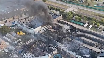 Se reavivó el fuego en el depósito de materiales plásticos y pinturas de Francisco Álvarez