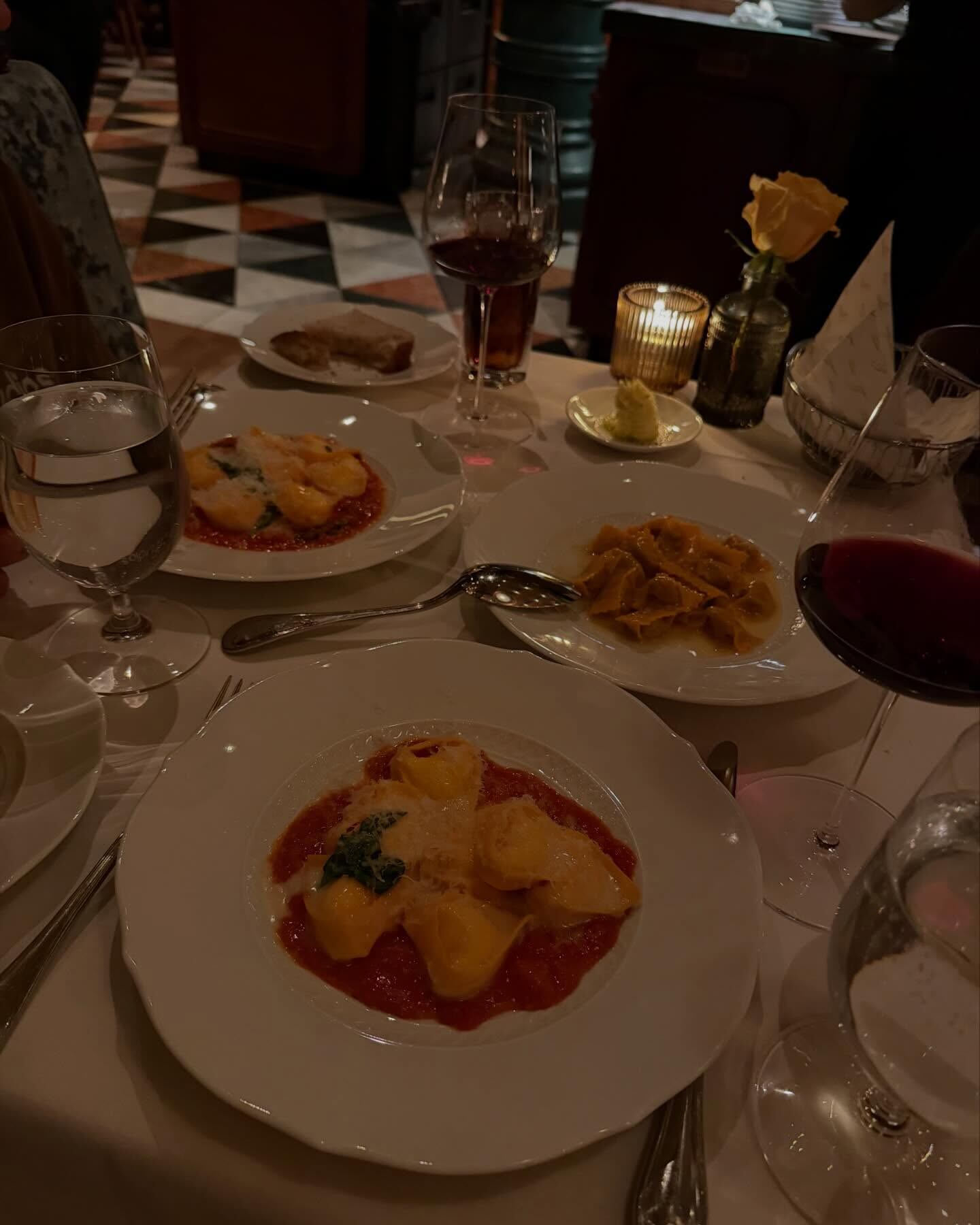 Cena con estilo: platos de pasta, copas de vino y una rosa amarilla crearon el clima perfecto para una noche especial