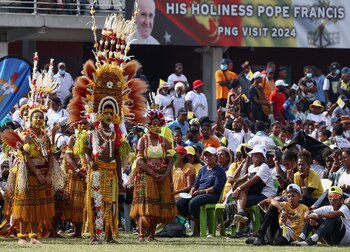 El papa recibió una cálida bienvenida y respondió con gratitud y entusiasmo (REUTERS/Guglielmo Mangiapane)