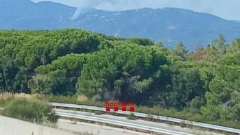 Confinan dos urbanizaciones en Tordera (Barcelona) por un incendio forestal