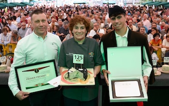 Encarni Badia, de la quesería Angel Díaz Herrero; el presidente de la DOP Cabrales, Benigno Pérez; y Adrián Díaz de la quesería ganadora (EFE/ Eloy Alonso)