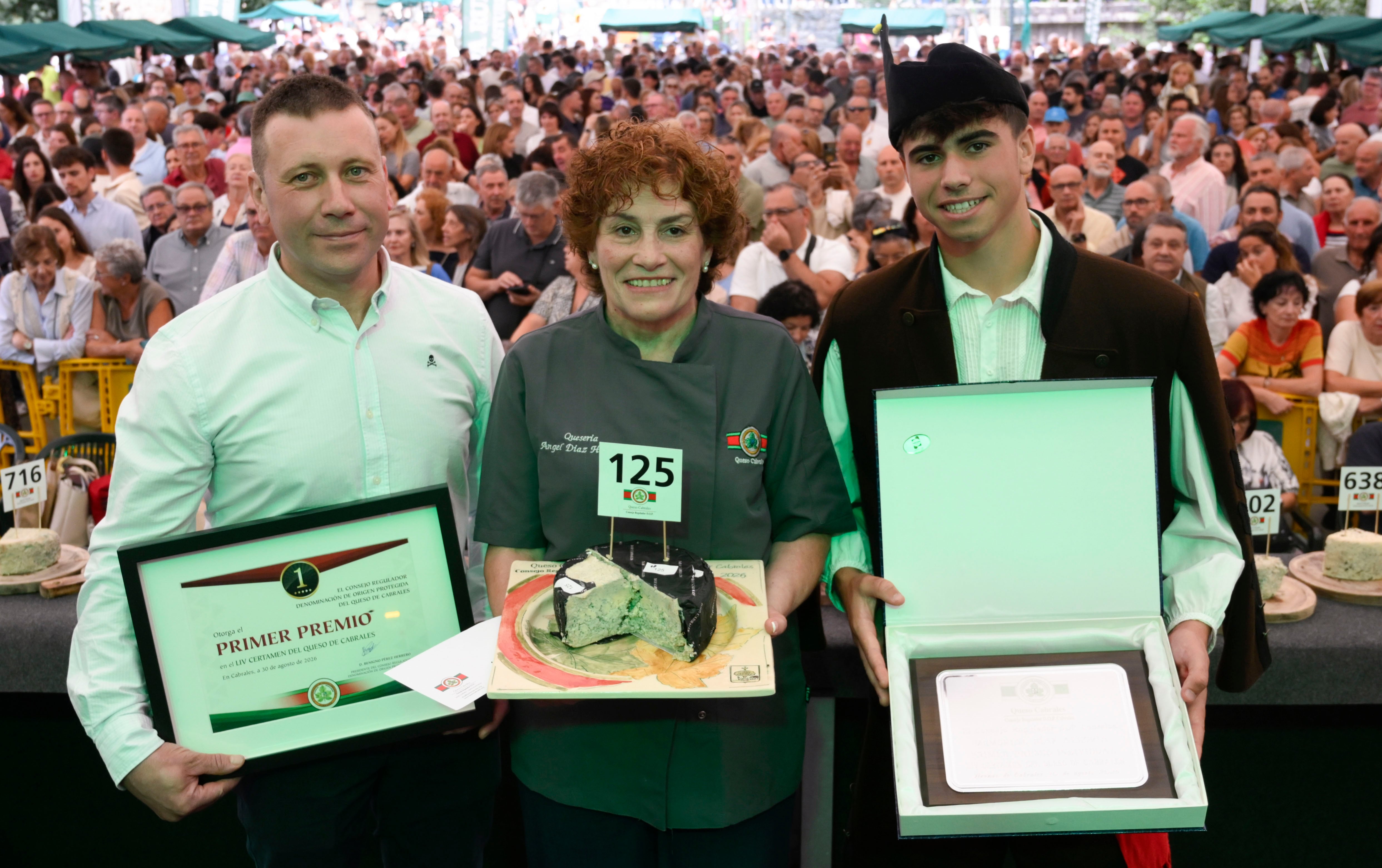 Encarni Badia, de la quesería Angel Díaz Herrero; el presidente de la DOP Cabrales, Benigno Pérez; y Adrián Díaz de la quesería ganadora (EFE/ Eloy Alonso)