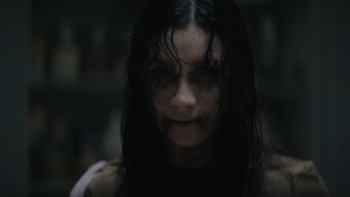‘Evil Dead: En Llamas’ muestra a Souheila Yacoub en una espiral de horror con su nuevo tráiler
