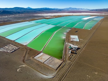 A diferencia del método tradicional basado en grandes piletas de evaporación, la extracción directa permite recuperar el litio contenido en salmueras mediante procesos industriales que reducen significativamente los tiempos de producción (Foto: Shutterstock)