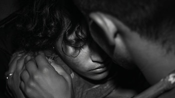 Adolescente fue engañada con oferta laboral: la obligaron a grabar contenido explícito y tener relaciones con hombres mayores