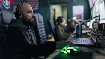 El ejército ucraniano evoluciona bajo presión, con nuevas unidades que desafían el legado soviético